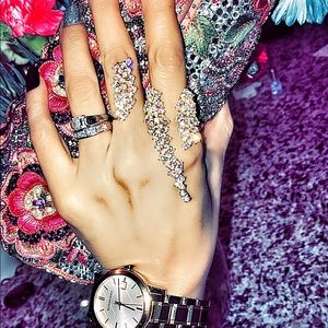 Hand bling. One ring.